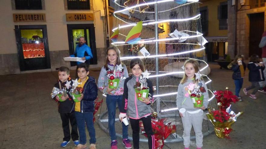 Jaime Fueyo, Pablo Flórez, Paula Gómez, Estela Álvarez y Noemí Gómez, ante el árbol de Apesa.