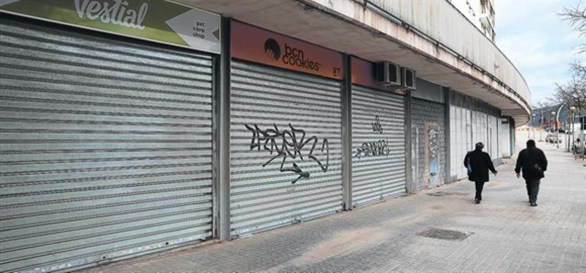 Baixos sense activitat comercial al carrer de Tamariu, a Trinitat Nova.