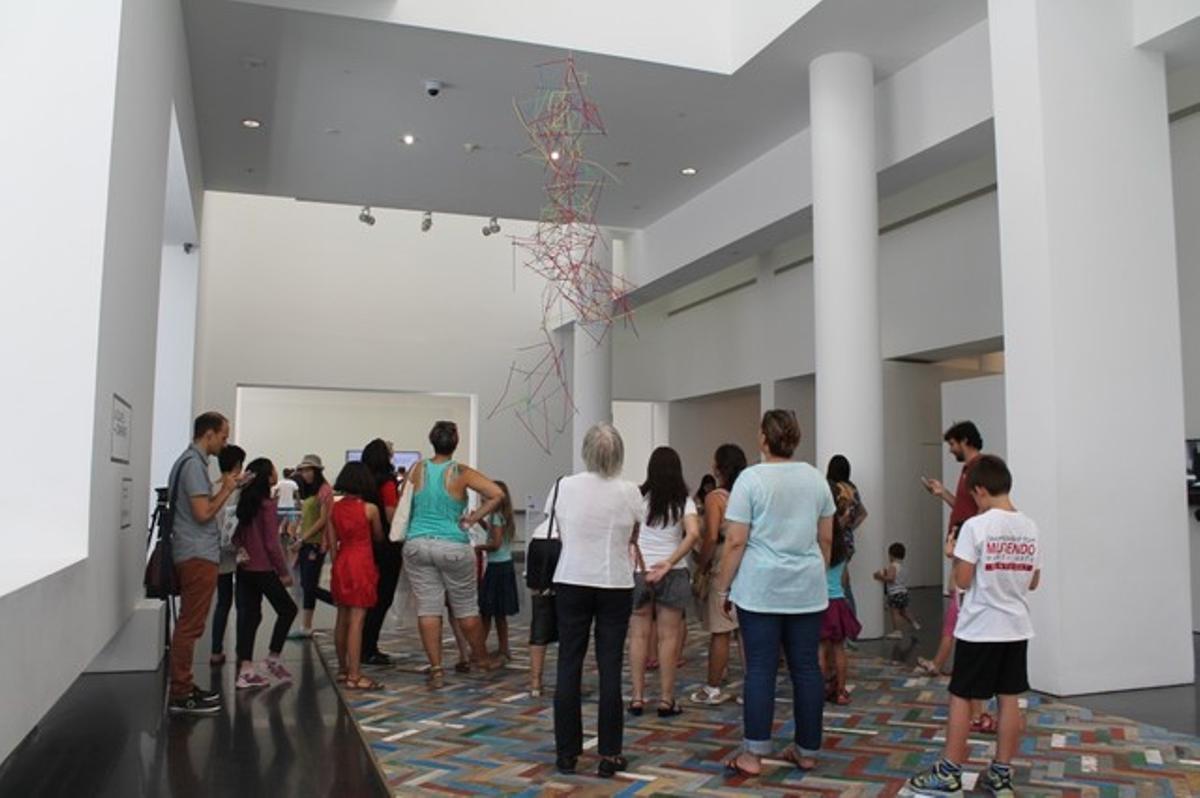 Un grup de visitants a l’interior del Macba.