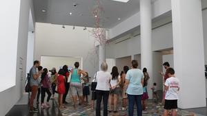 Un grup de visitants a l’interior del Macba.