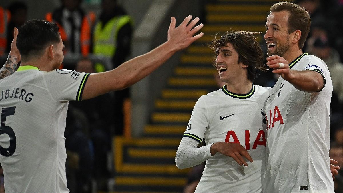 Kane celebrando su gol con Bryan Gil