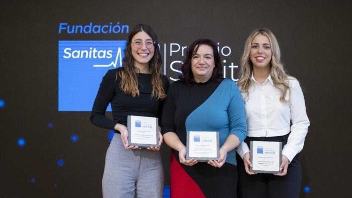 La enfermera del Miguel Servet, Nadia Hamam Alcober, Primer Accésit de los Premios Sanitas EIR 2025, en el centro, junto a otras premiadas.