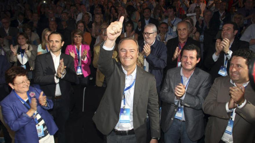 El presidente del PPCV, ovacionado en el momento en que ya ha sido reelegido como presidente, ayer, en Alicante.