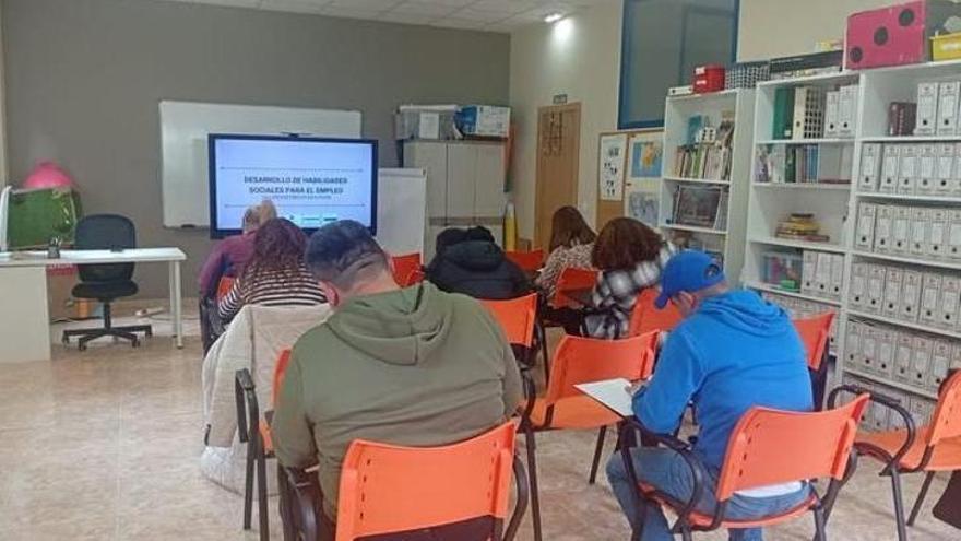 El Centro Alfalar de La Corredoria organizó un taller de elaboración de currículums