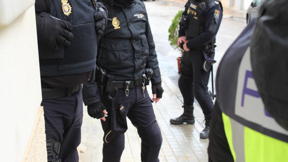 Policias nacionales durante una intervención.