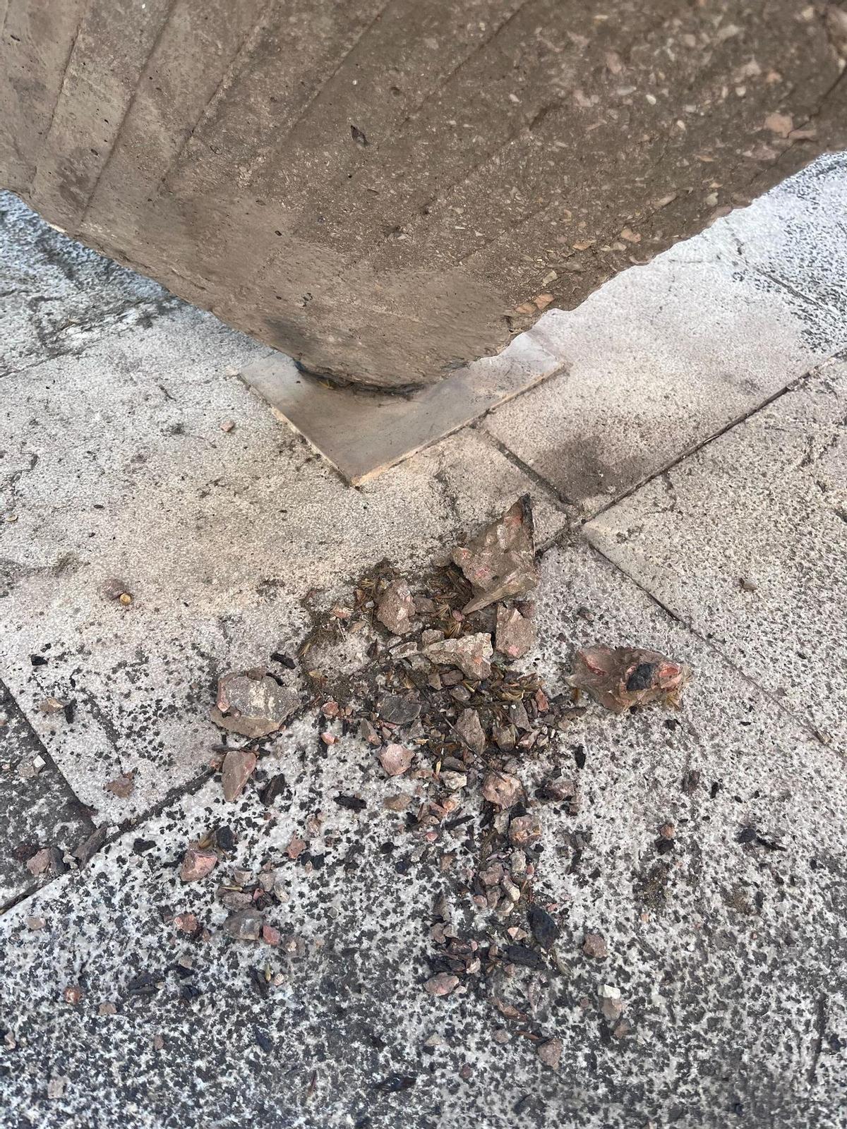 Hätte durch eine Restaurierung vermieden werden können: Auf dem Boden sammeln sich Betonstücke.