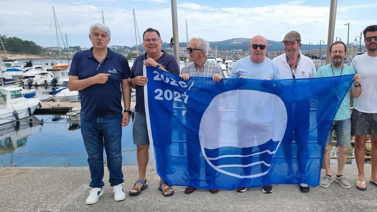 El izado de la bandera azul.