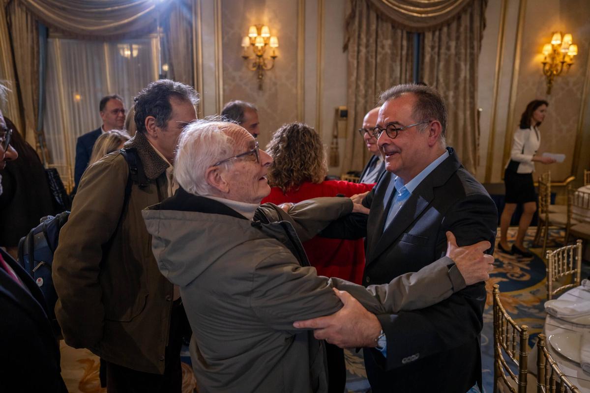 Albert Sáez saluda a los asistentes al coloquio