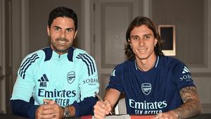 Calafiori con Mikel Arteta en su presentación con el Arsenal