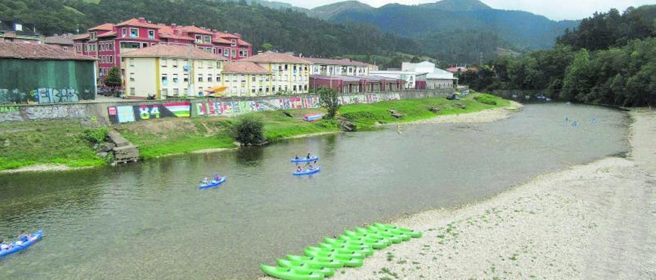 Embarcaciones turísticas en el Sella a su paso por Arriondas. |  J. M. Carbajal