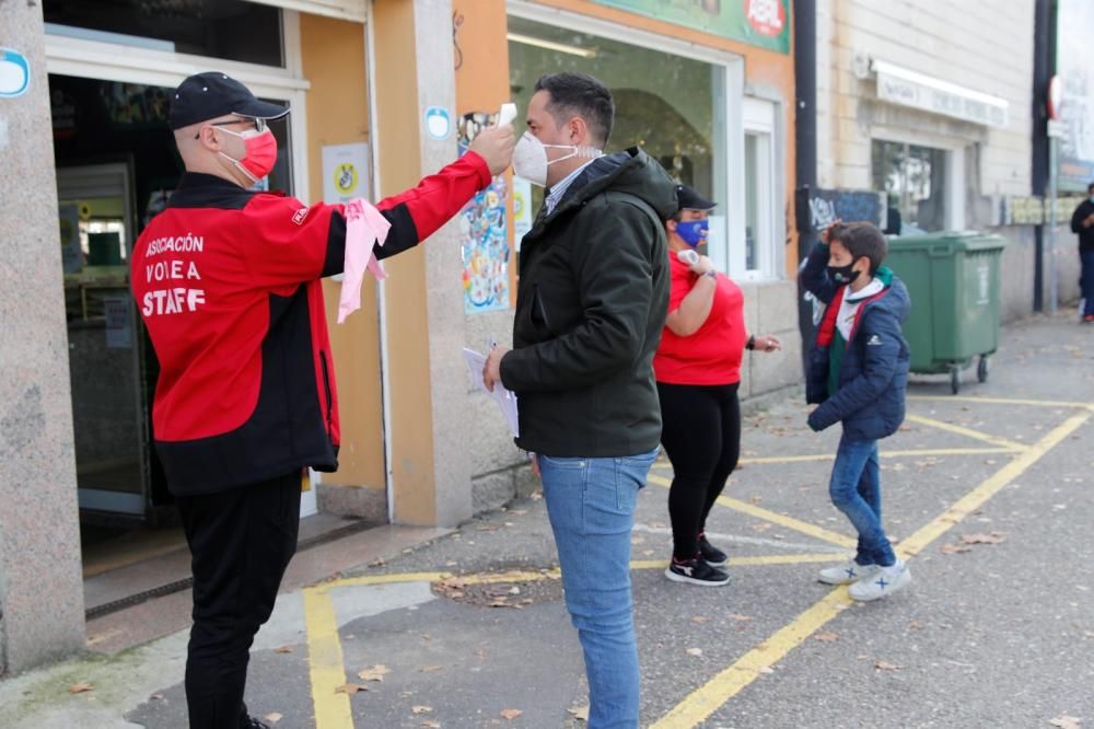 El equipo vigués cae por la mínima frente al Zamora. Los espectadores tuvieron que pasar estrictas medidas de seguridad para acceder al estadio.