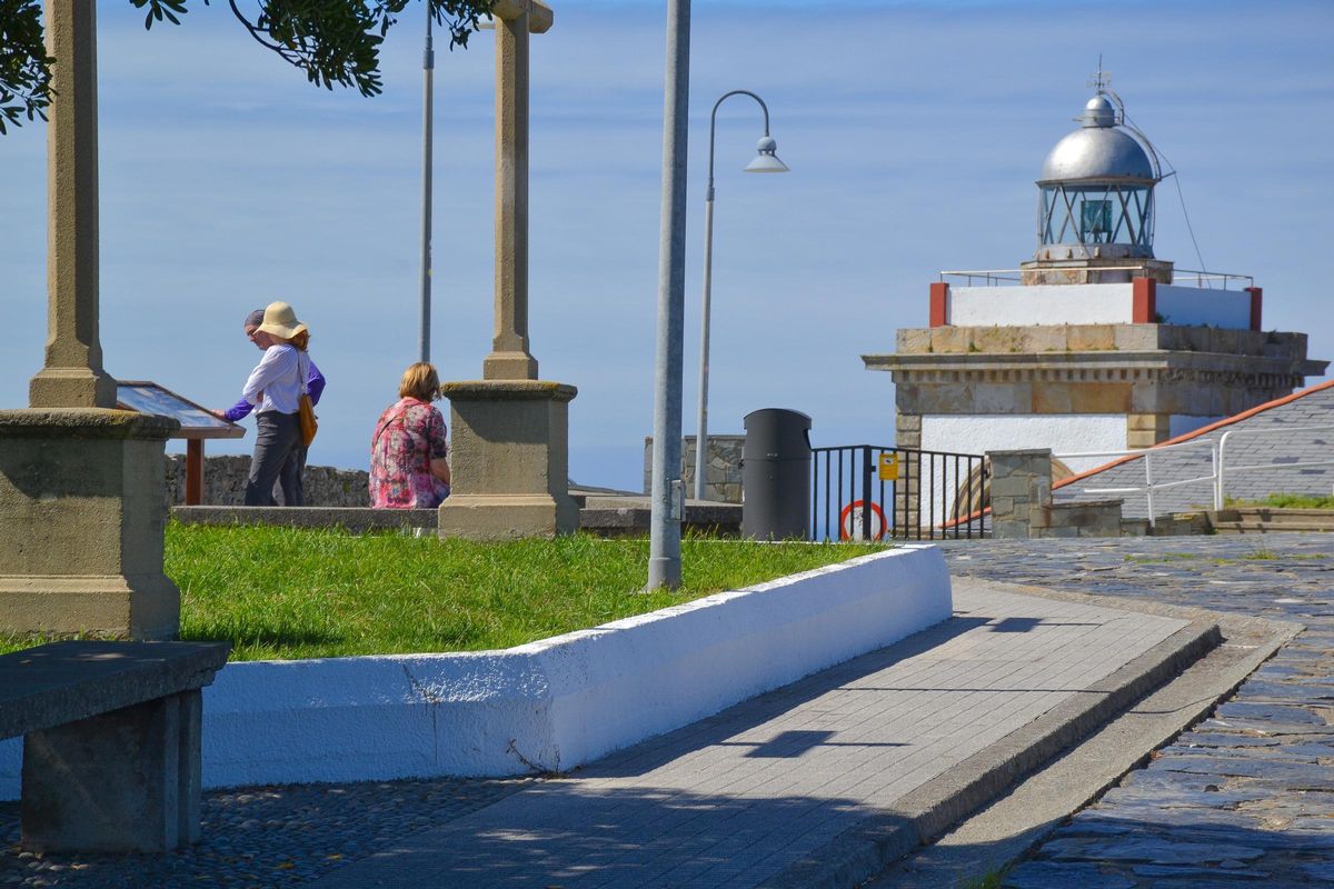 Turistas junto al faro