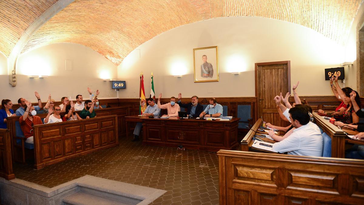 Los grupos políticos, en el pleno de Plasencia.