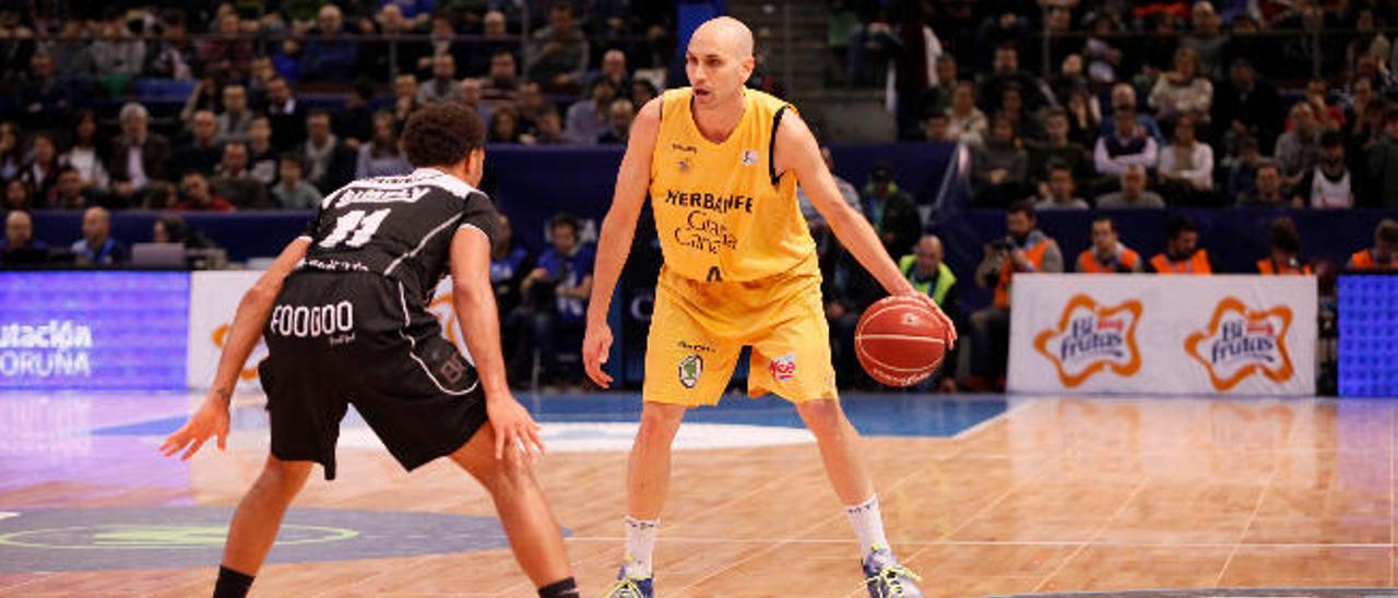 Albert Oliver frente a Clevin Hannah en un momento del encuentro.