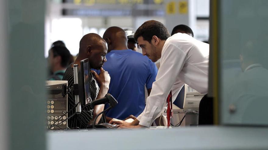 Un treballador de Vueling atén viatgers al Prat.