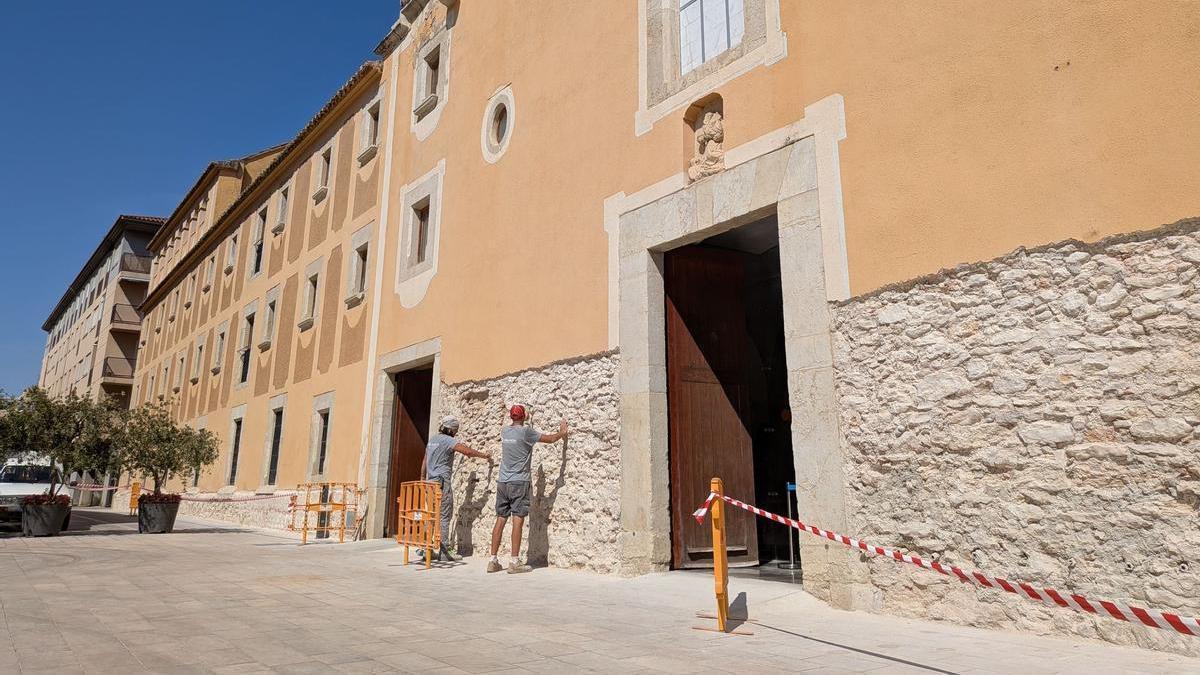 Millores a la façana del MucBe.