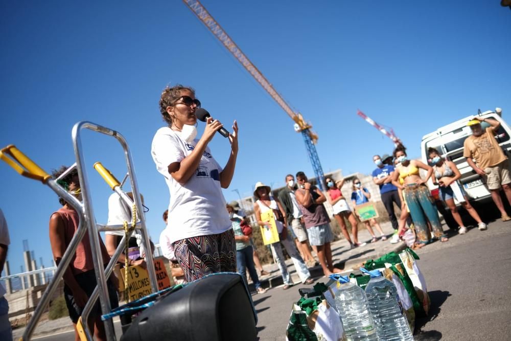 Manifestación en contra del Hotel de La Tejita