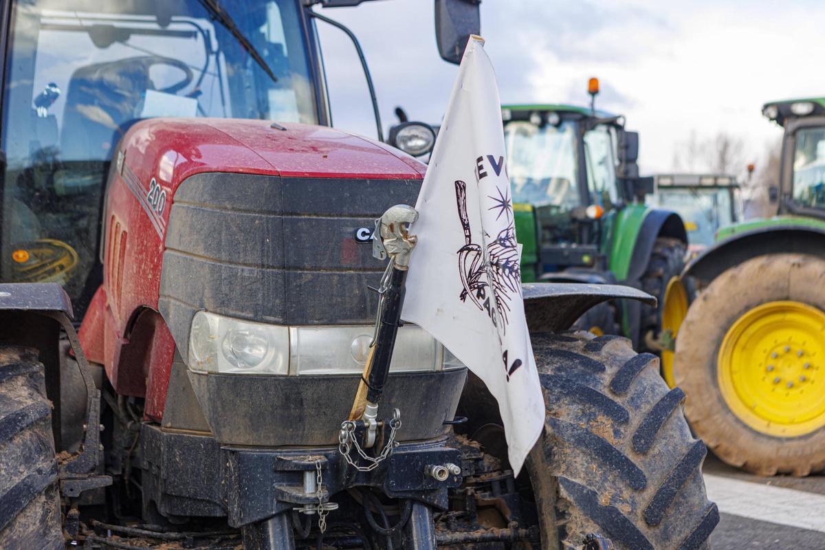 Protesta pagesa a la C-16, a Olvan