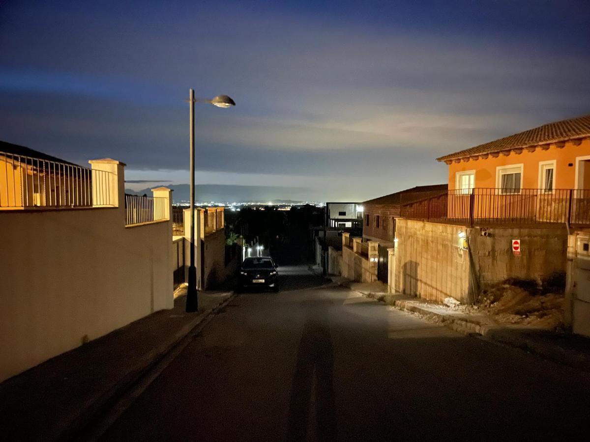 Las calles permanecen en penumbra solo alumbradas por la luz interior de cada parcela.