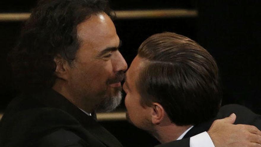 Iñárritu se abraza con Leonardo DiCaprio tras recibir el Oscar.