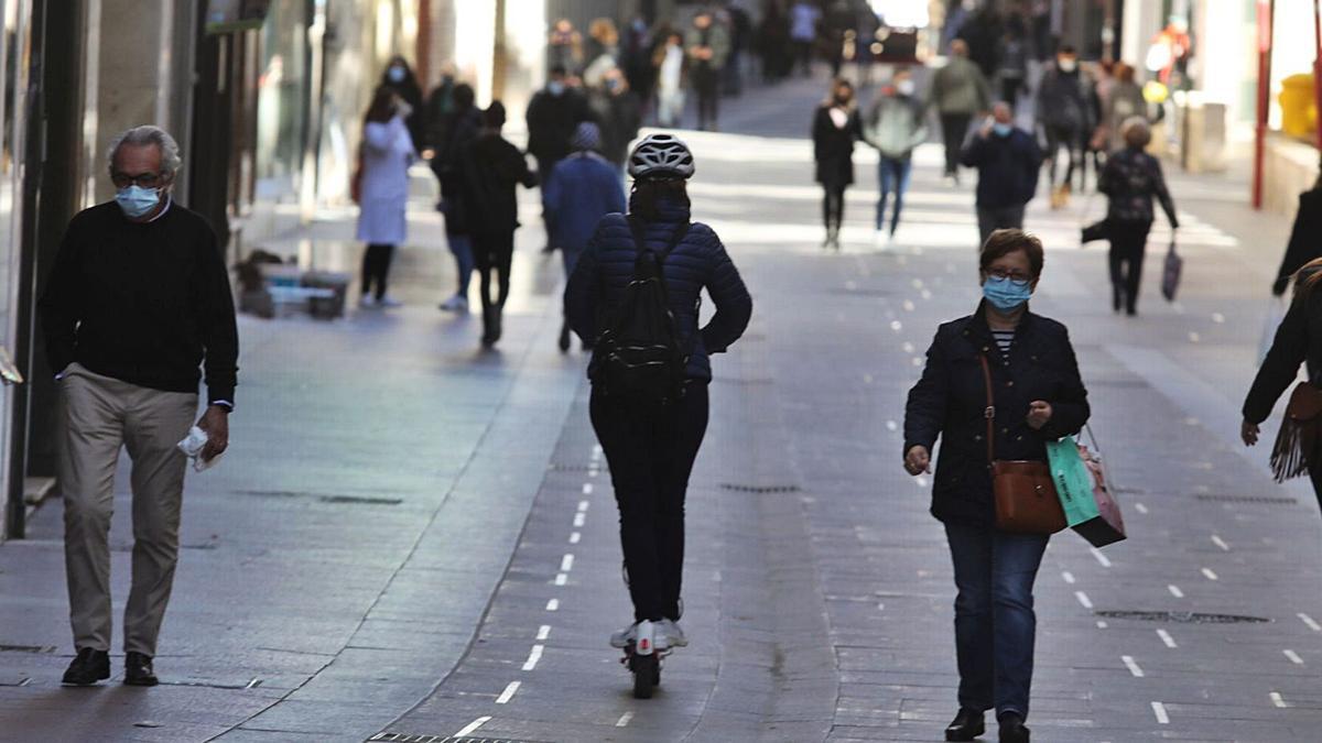 Cada cinco minutos de media pasa un usuario con patinete eléctrico por zonas como la Corredora, la Plaça de Baix y calles anexas también peatonalizadas.