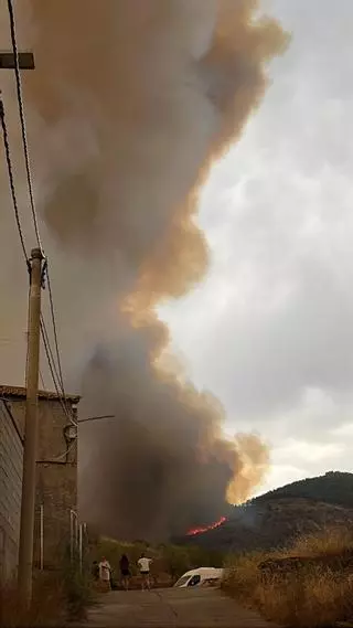 Declarado un nuevo incendio forestal en la sierra de Algairén que obliga a confinar a los vecinos de Alpartir