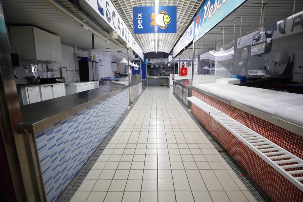 Cierre y cacerolada en el Mercat Nou en protesta por las restricciones