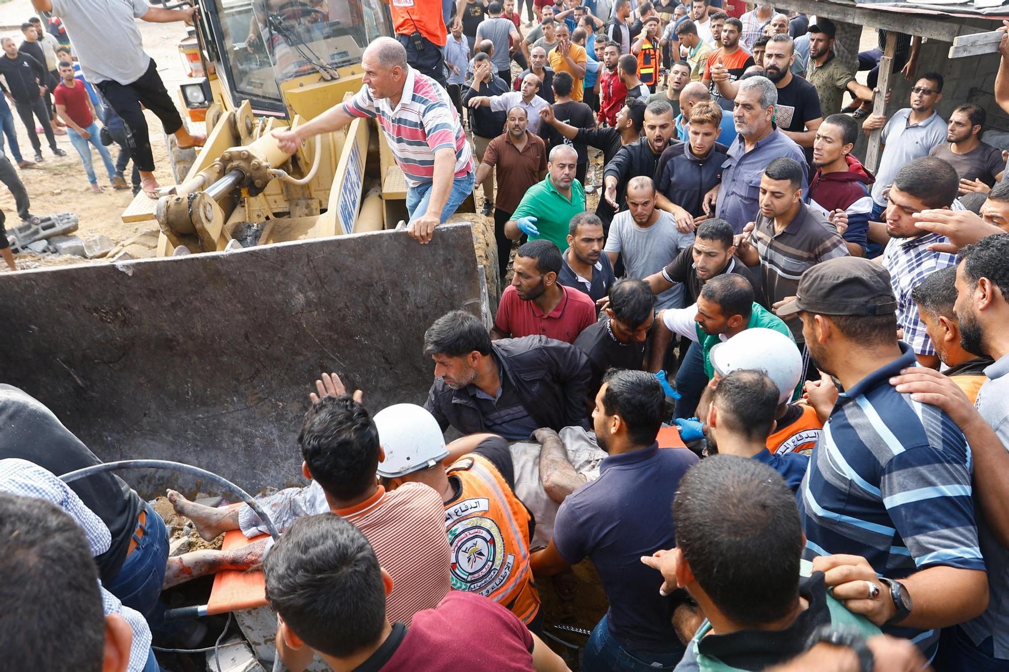 Palestinos buscan entre los escombros que han quedado en Khan Younis, en el suroeste de la Franja de Gaza, tras los ataques israelís