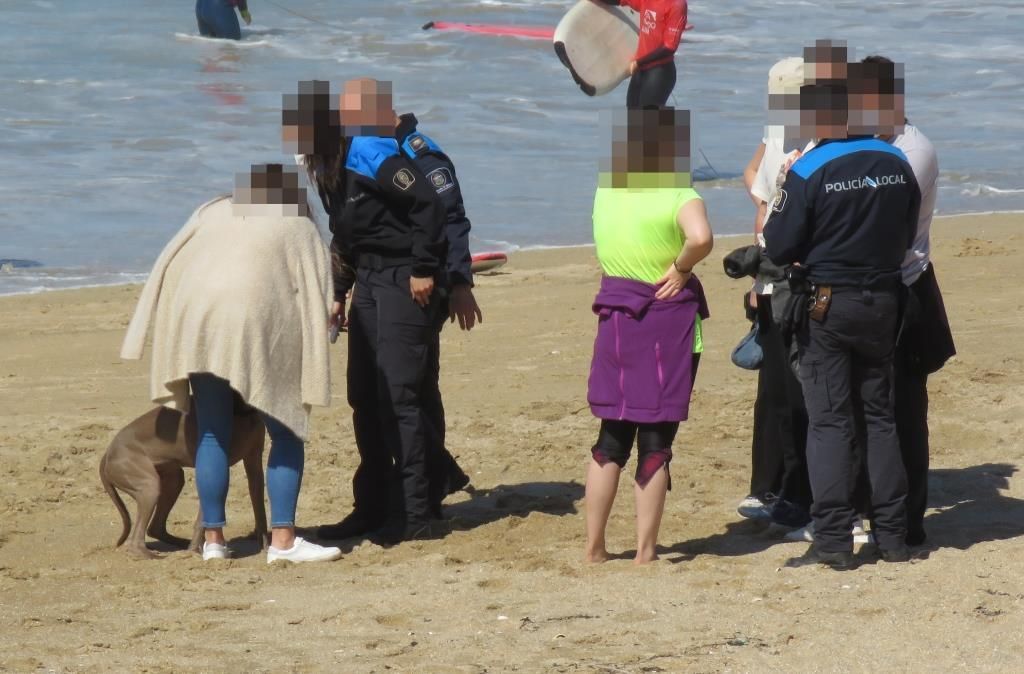 La policía ya ha tenido que intervenir para pedir a los usuarios de las playas que eviten la presencia de perros.