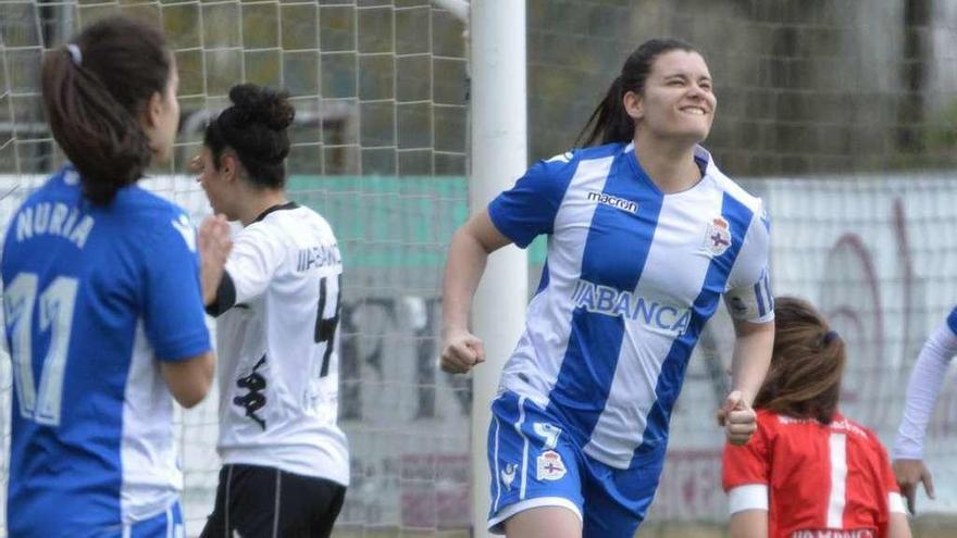 Estefi celebra uno de sus goles de ayer ante el Victoria.