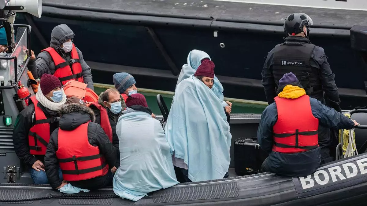 El Reino Unido reduce a la mitad la inmigraci車n neta tras endurecer la concesi車n de visados