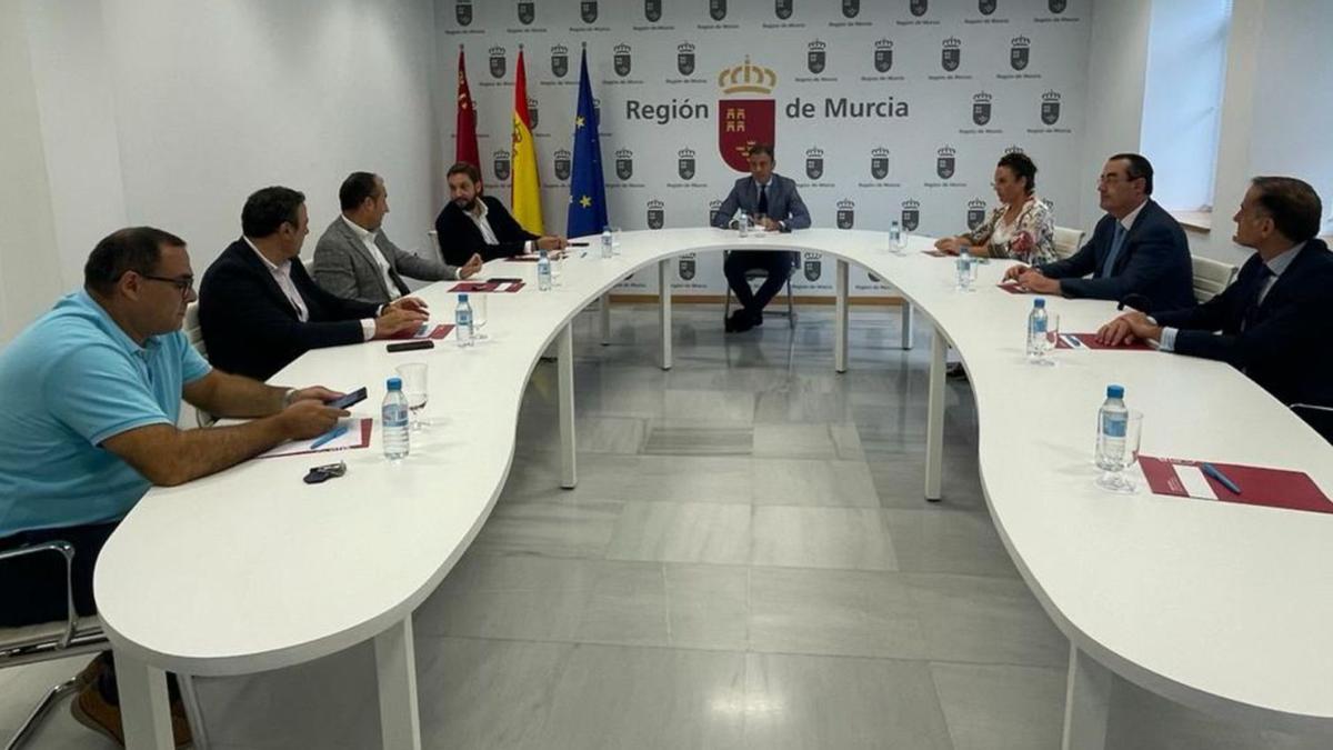 Marcos Ortuño preside la reunión con los representantes de los hoteles del programa del Imserso.