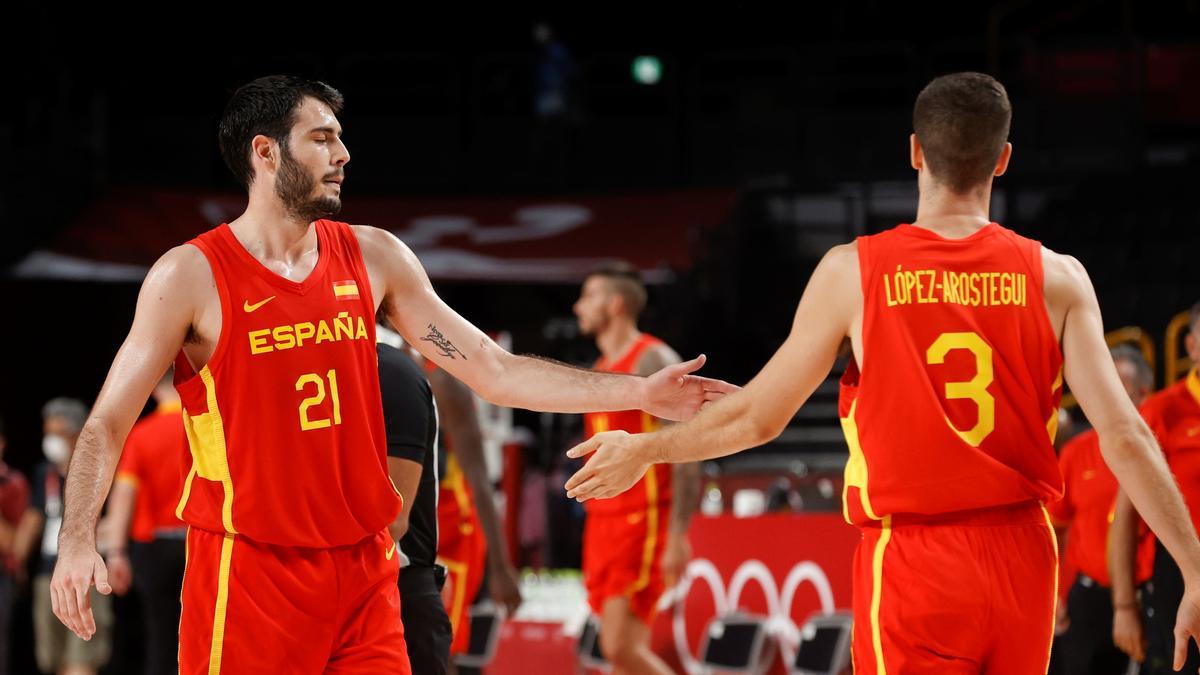 López-Arostegui entra a la pista por Alex Abrines.