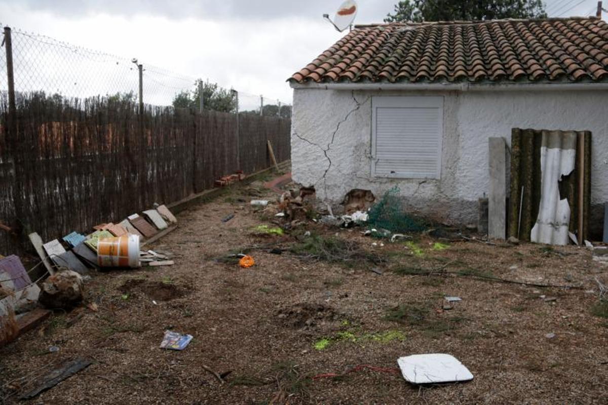 El muro de la casa contra el que ha topado el vehículo accidentado en Santa Bàrbara (Montsià)