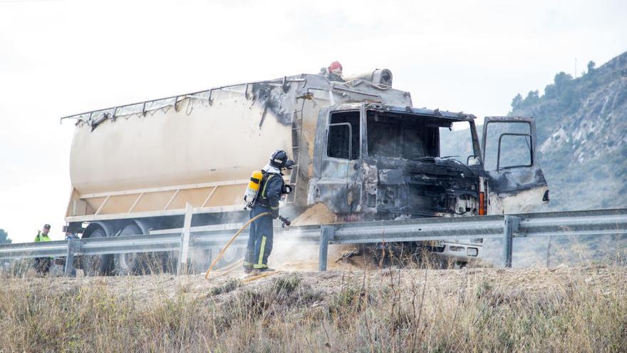 Bombero apagando el fuego del camión