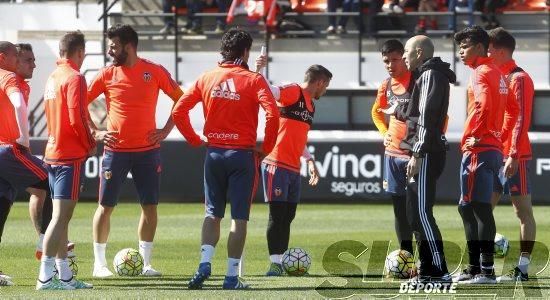 El Valencia CF entrena ante su afición