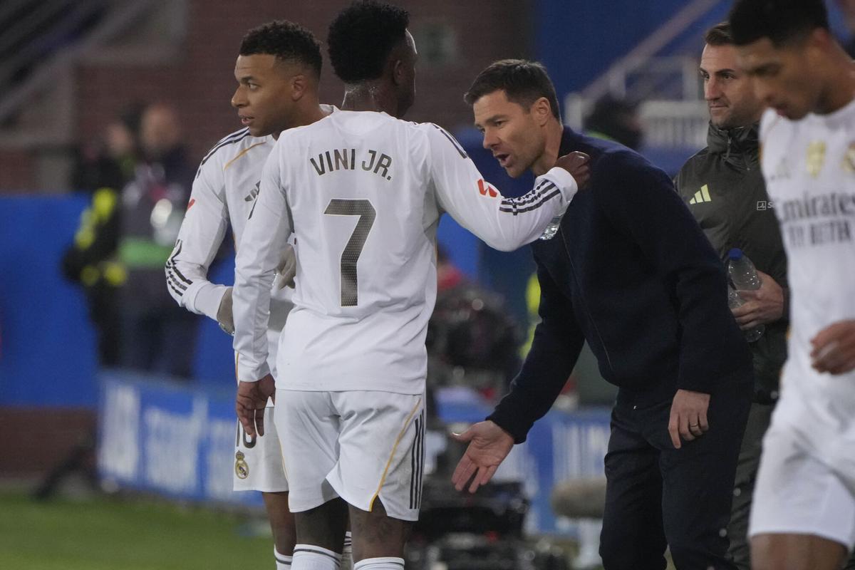 Xabi Alonso da instrucciones a Vinicius y Mbappé durante el partido contra el Alavés.
