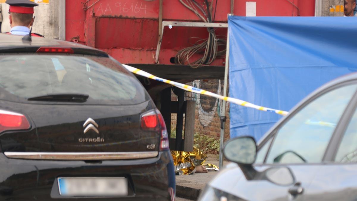 Hallado el cadáver de una mujer bajo un camión en el paseo de Can Tunis de Barcelona.