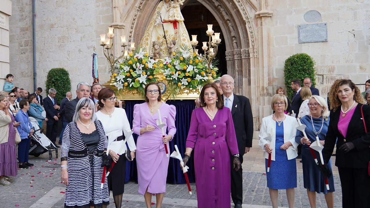 La imagen de la Mare de Déu dels Desemparats, ante la Colegiata de Gandia