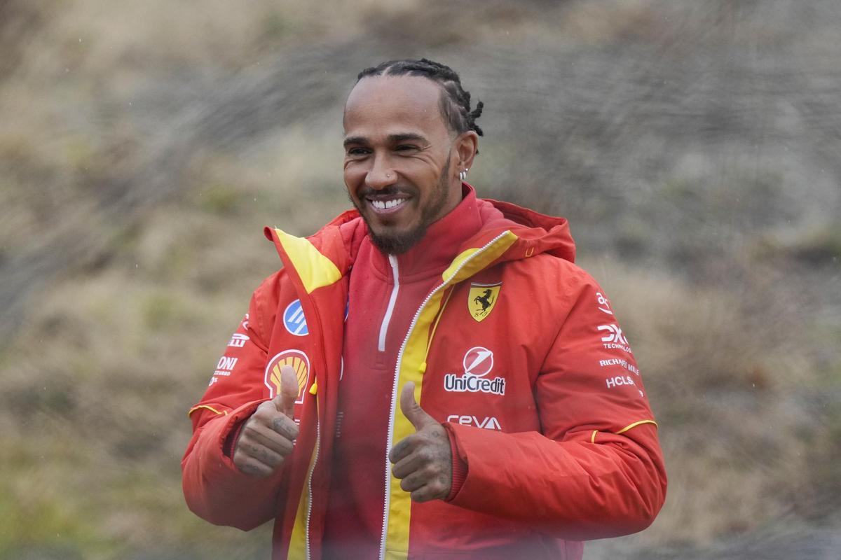 Lewis Hamilton, vestido ya con los colores de Ferrari en Maranello.