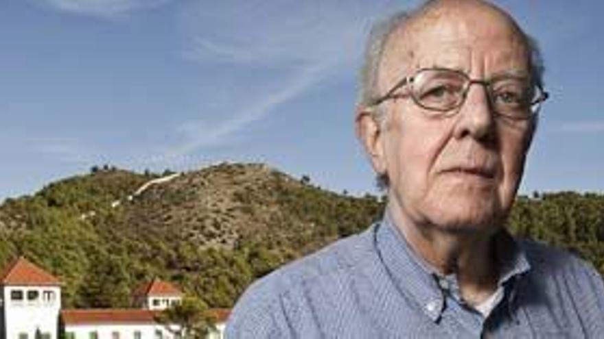 El jesuita zaragozano Carlos María Sancho, recién nombrado director de la única leprosería de España, la de San Francisco Borja de Fontilles (al fondo), en La Vall de Laguar, durante una entrevista con Efe en la que ha afirmado que la situación de la enfermedad en los países menos desarrollados &quot;sigue teniendo una alta incidencia&quot;. Sancho ha explicado que la lepra esta ligada &quot;a la pobreza, a la mala alimentación y a la falta higiene principalmente&quot;, y que en esos lugares menos avanzados &quot;no existen&quot; estadísticas que proporcionen cifras reales sobre el número de afectados o &quot;estas son maquilladas&quot;.