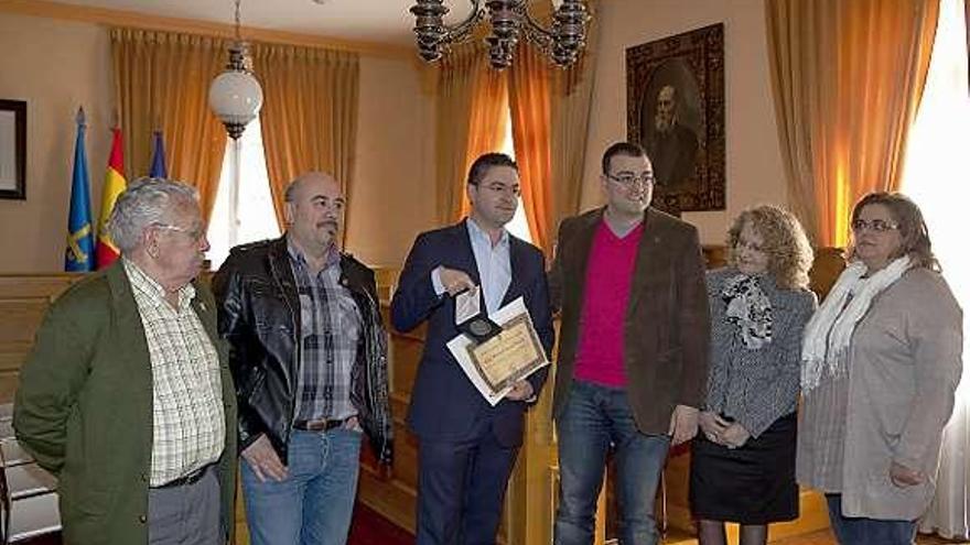 De izquierda a derecha, Ramón Ferrer, Tante Blanco, Luis Benito García, Adrián Barbón, Inés García y Sara Alonso.