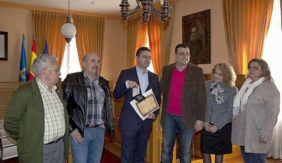 De izquierda a derecha, Ramón Ferrer, Tante Blanco, Luis Benito García, Adrián Barbón, Inés García y Sara Alonso.