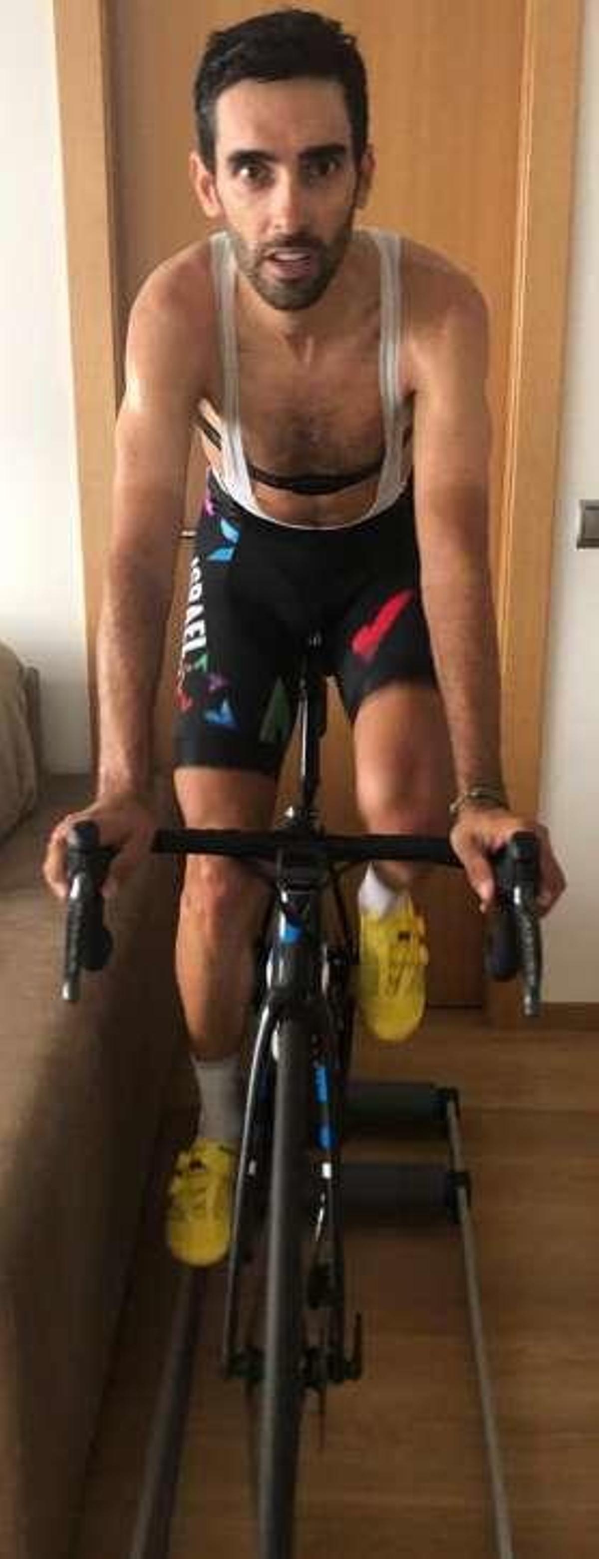 Dani Navarro, en su casa de Andorra haciendo rodillo.