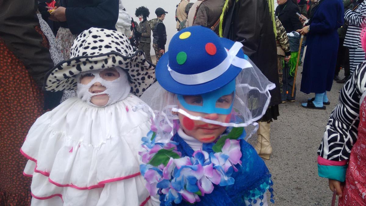 Niños y mayores participan en el Carnaval del Jurramacho de Montánchez