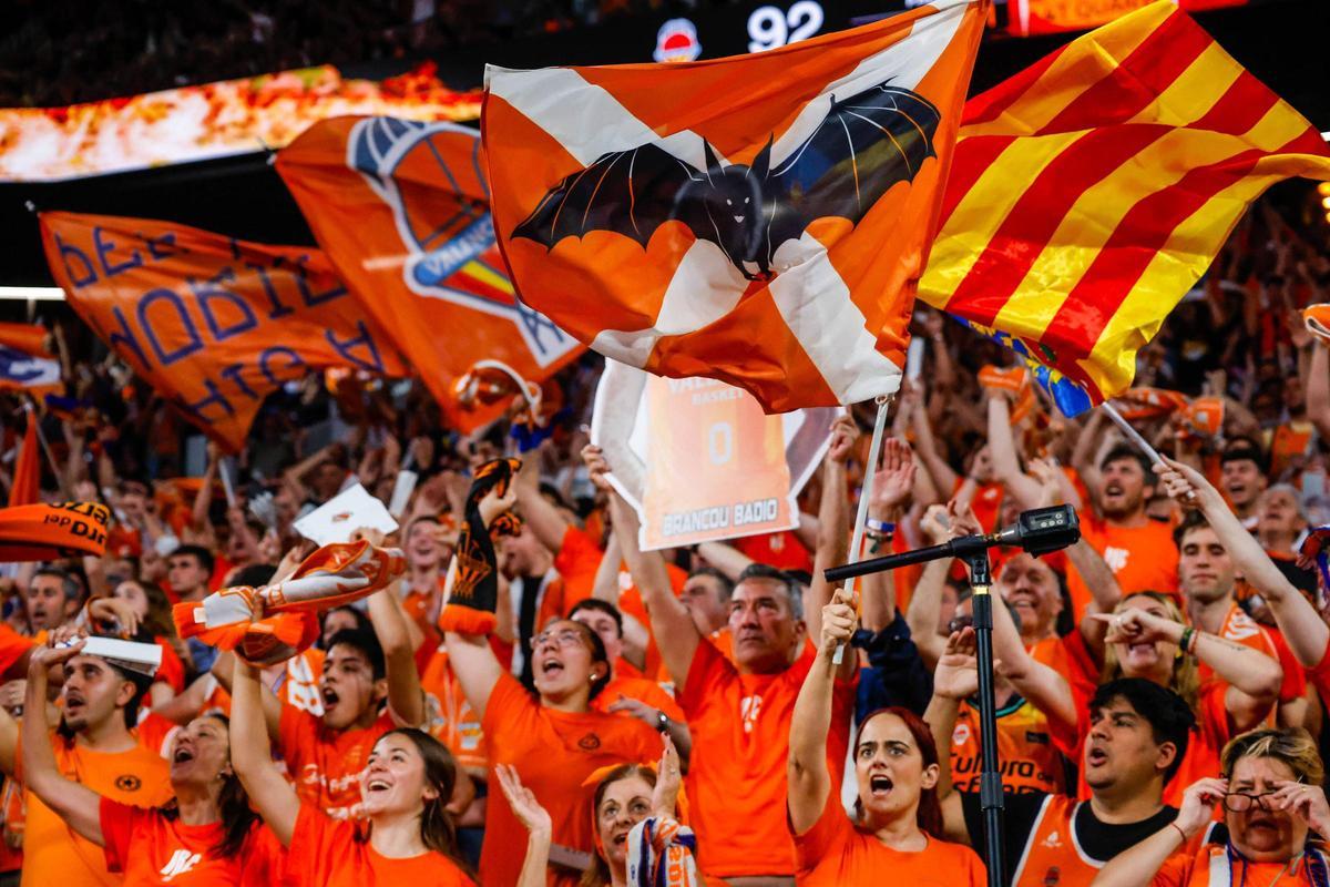 La afición taronja, en el segundo partido del playoff entre el Valencia Basket y el Panathinaikos.