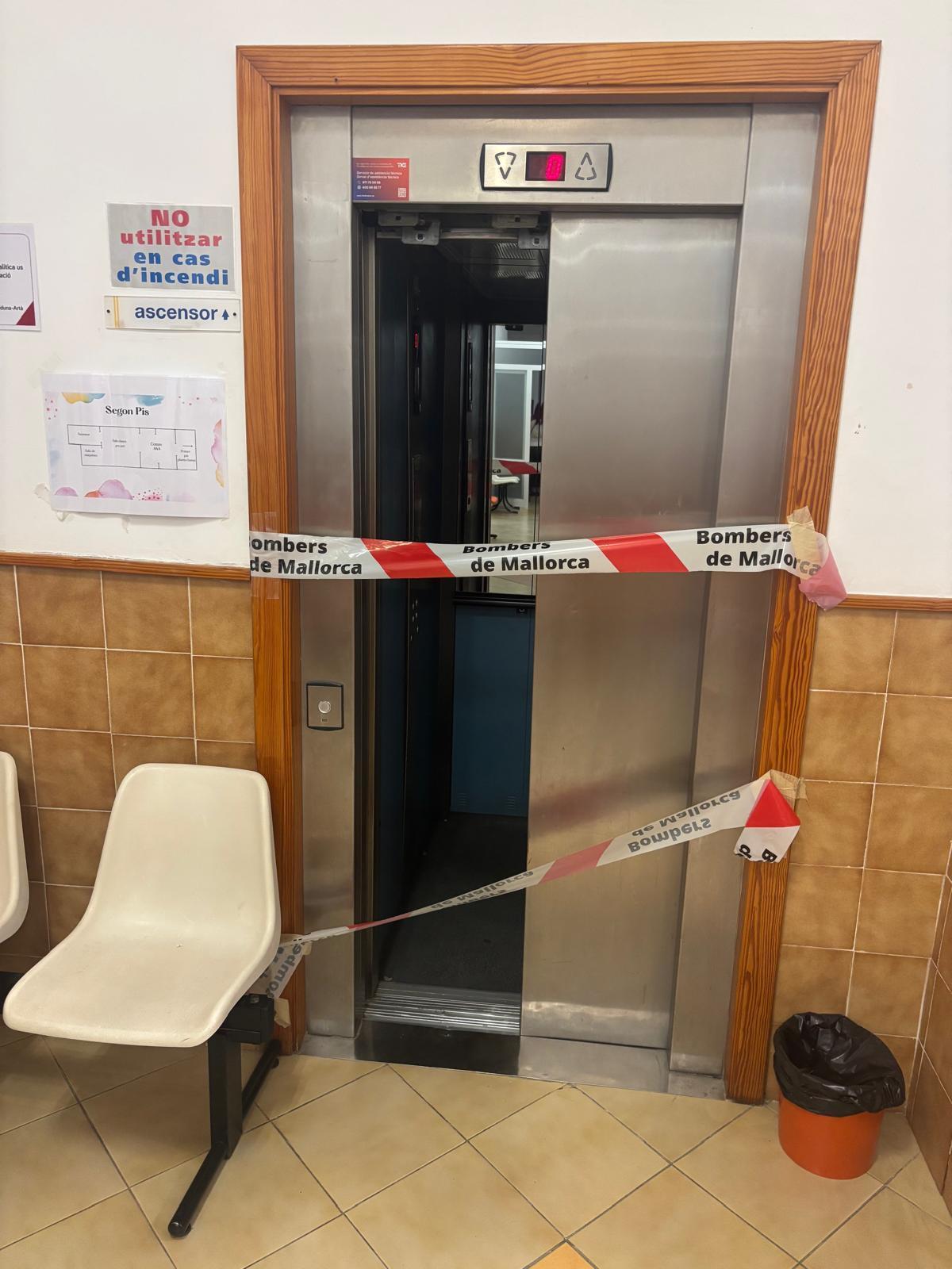 El ascensor del centro sanitario está precintado desde el pasado 19 de diciembre.
