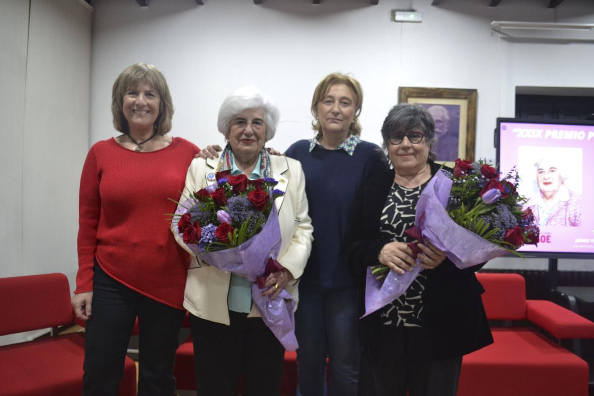 La secretaria de Igualdad de la AMSO, Marisa Ponga; la abogada laboralista Paca Sauquillo; la secretaria general de la AMSO, Delia Losa; y la presidenta de Médicos del Mundo de Asturias, Carmen Natal.