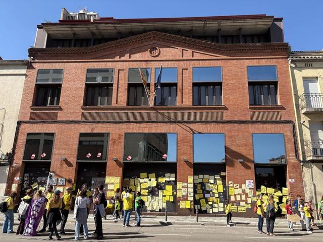 Concentració davant els Serveis Territorials d'Educació, a la carretera de Vic de Manresa
