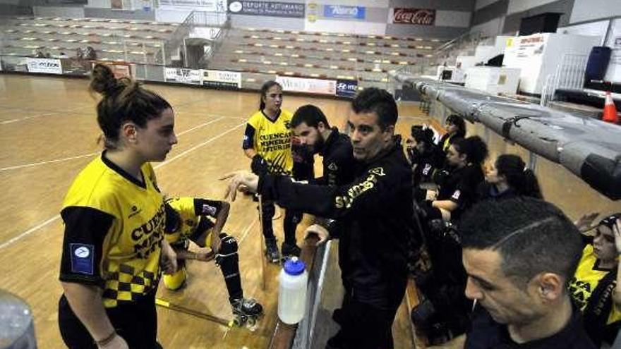 Pedro Rey, técnico del Cuencas, imparte instrucciones a su equipo.